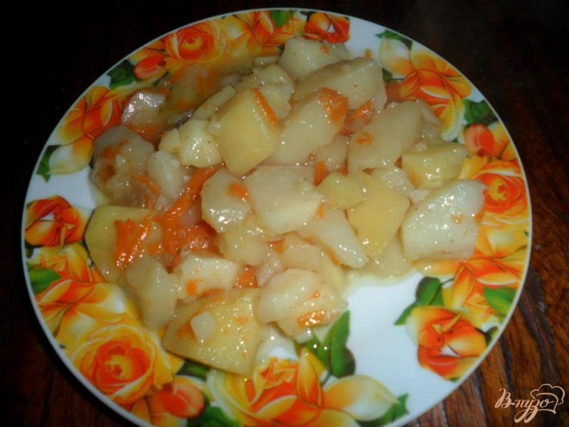 Фото приготовление рецепта: Тушеный картофель с смальцем и чесноком шаг №5