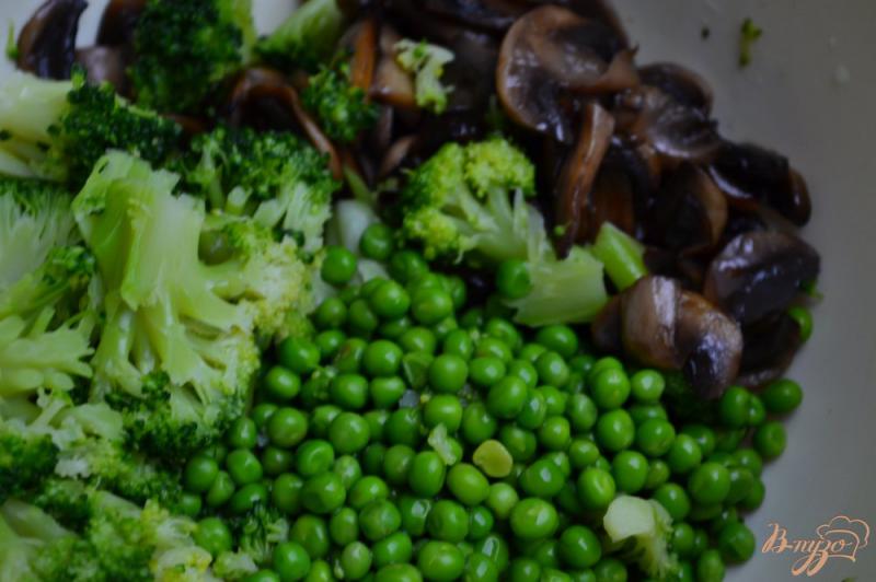 Фото приготовление рецепта: Грибной салат с зеленым горошком и брокколи шаг №3