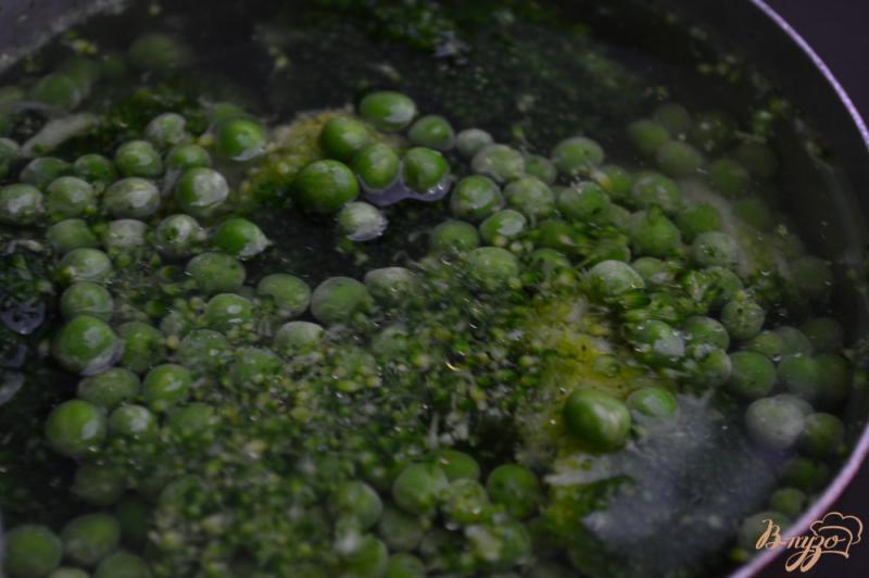 Фото приготовление рецепта: Грибной салат с зеленым горошком и брокколи шаг №1
