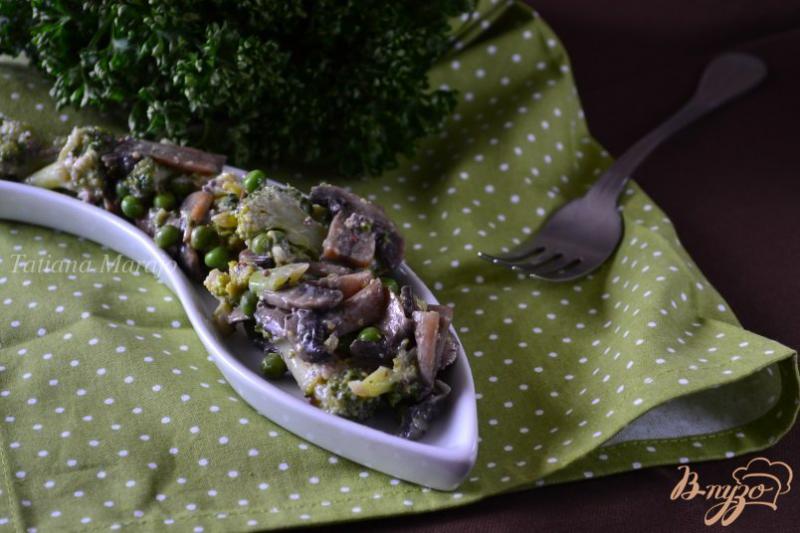 Фото приготовление рецепта: Грибной салат с зеленым горошком и брокколи шаг №5