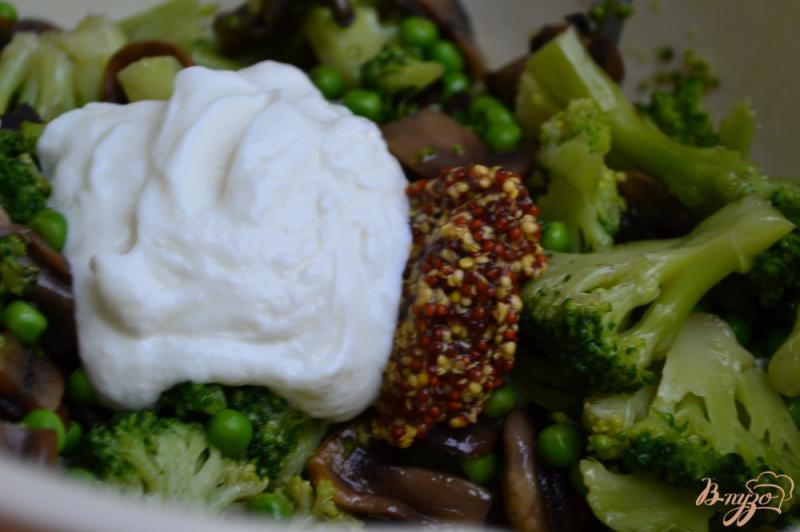 Фото приготовление рецепта: Грибной салат с зеленым горошком и брокколи шаг №4