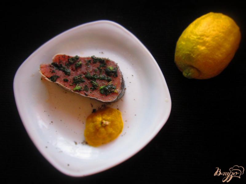 Фото приготовление рецепта: Стейк горбуши с фруктовой сальсой шаг №1
