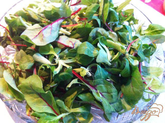 Фото приготовление рецепта: Салат с овощами, сыром и креветками фламбе. шаг №4