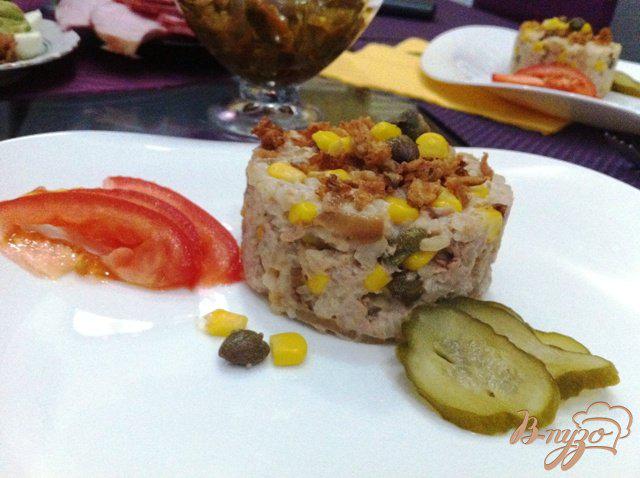 Фото приготовление рецепта: Салат с тунцом и рисом шаг №8