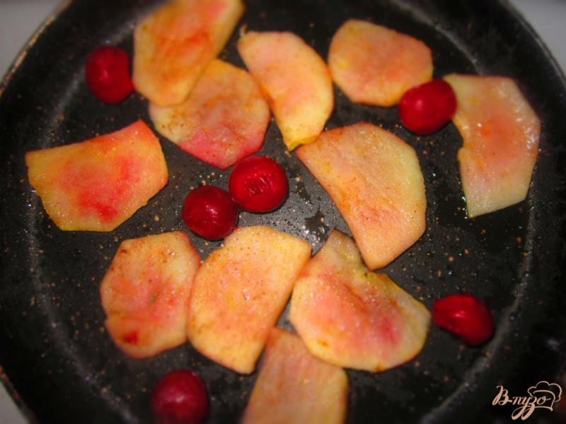 Фото приготовление рецепта: Теплый салат с куриной печени, яблок, тыквы шаг №4