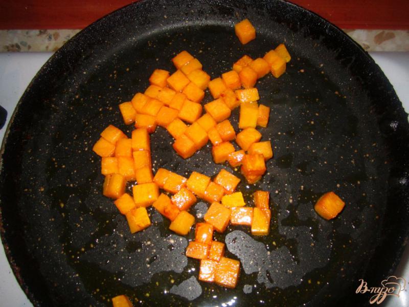 Фото приготовление рецепта: Теплый салат с куриной печени, яблок, тыквы шаг №2