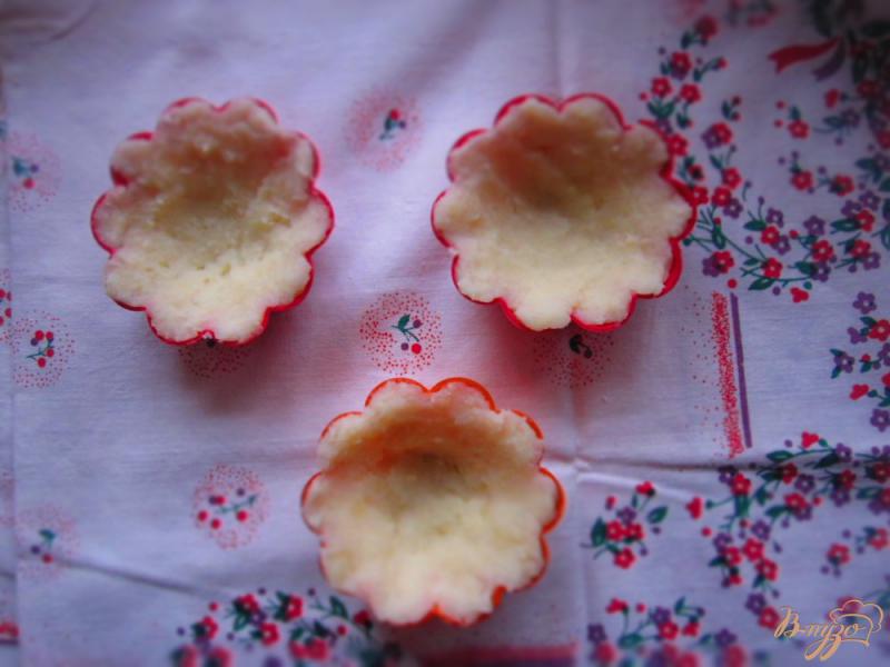 Фото приготовление рецепта: Порционная картофельная запеканка с грибами в духовке шаг №4