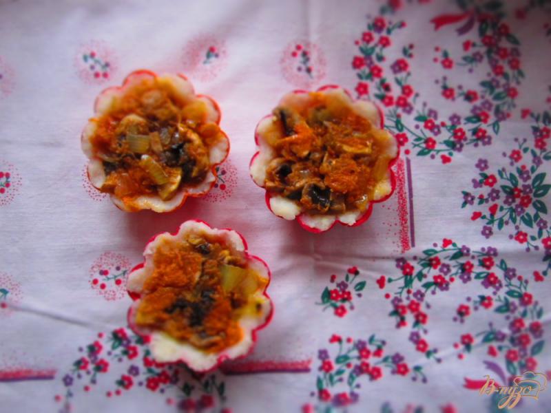 Фото приготовление рецепта: Порционная картофельная запеканка с грибами в духовке шаг №5