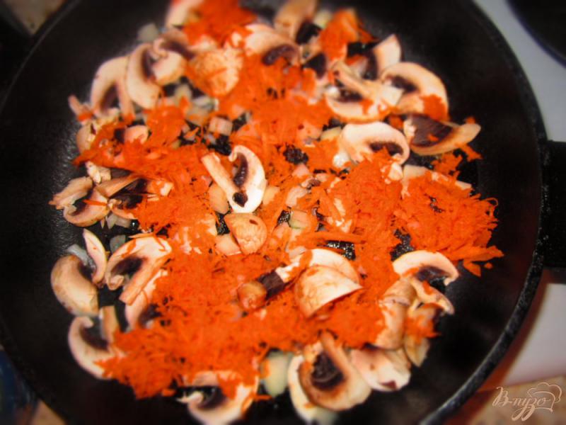 Фото приготовление рецепта: Порционная картофельная запеканка с грибами в духовке шаг №3