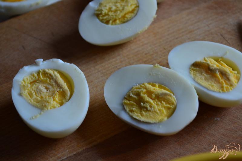 Фото приготовление рецепта: Яйца фаршированные мясом крабов шаг №1
