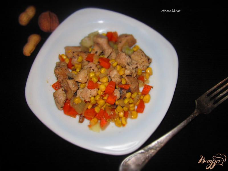Фото приготовление рецепта: Жареная свинина с сладкой кукурузой шаг №4