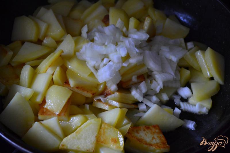 Фото приготовление рецепта: Жареный картофель с вяленым мясом шаг №3