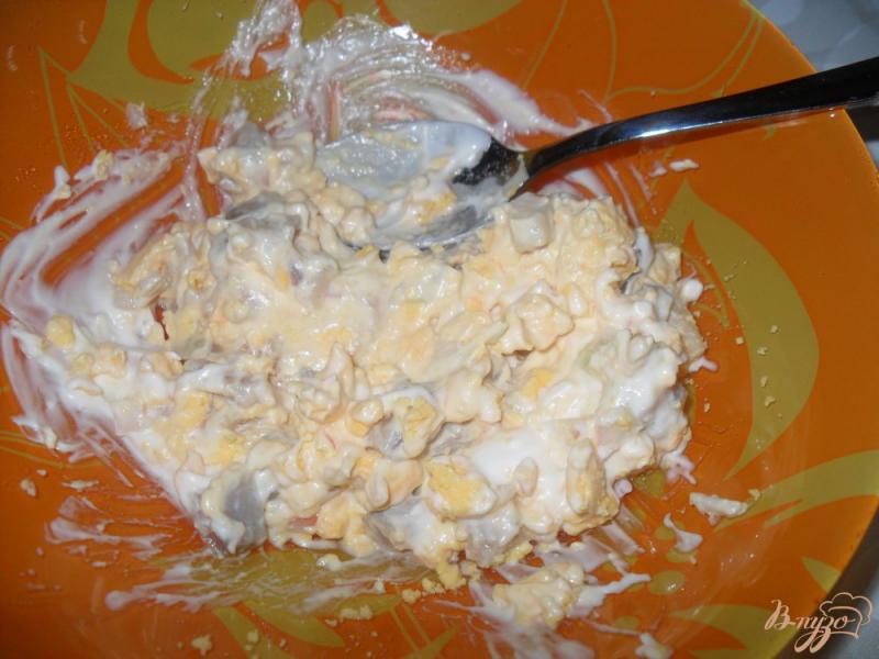 Фото приготовление рецепта: Фаршированные яйца с сельдью шаг №4