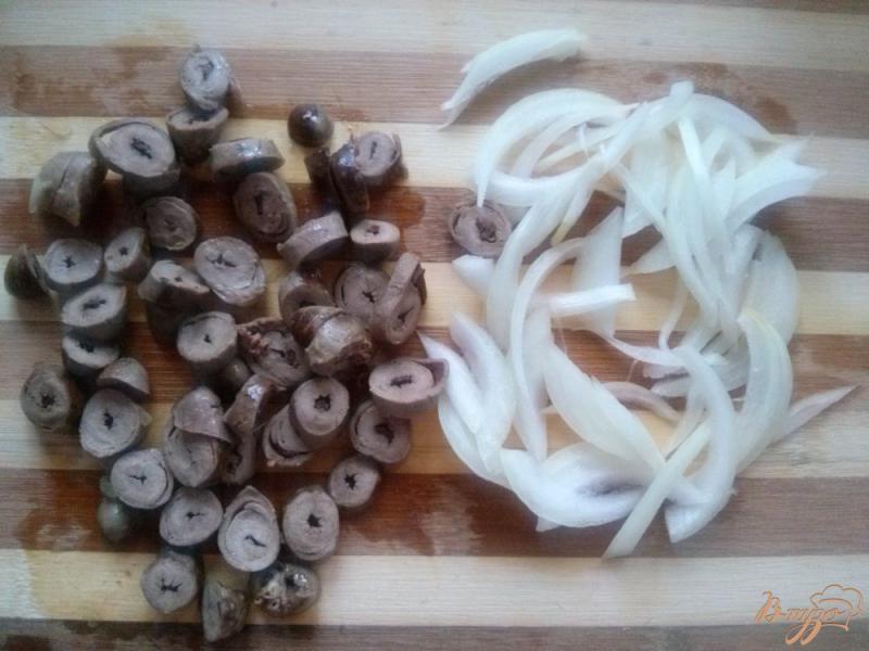 Фото приготовление рецепта: Салат с куриных сердец и маринованным огурцом шаг №3