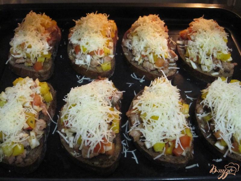 Фото приготовление рецепта: Горячие фитнес-бутерброды с фаршем и сыром шаг №6