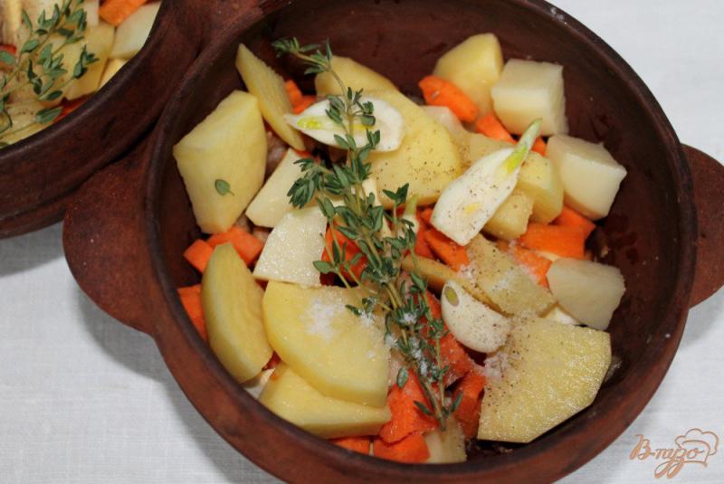Фото приготовление рецепта: Свинина с картофелем в горшочке шаг №5