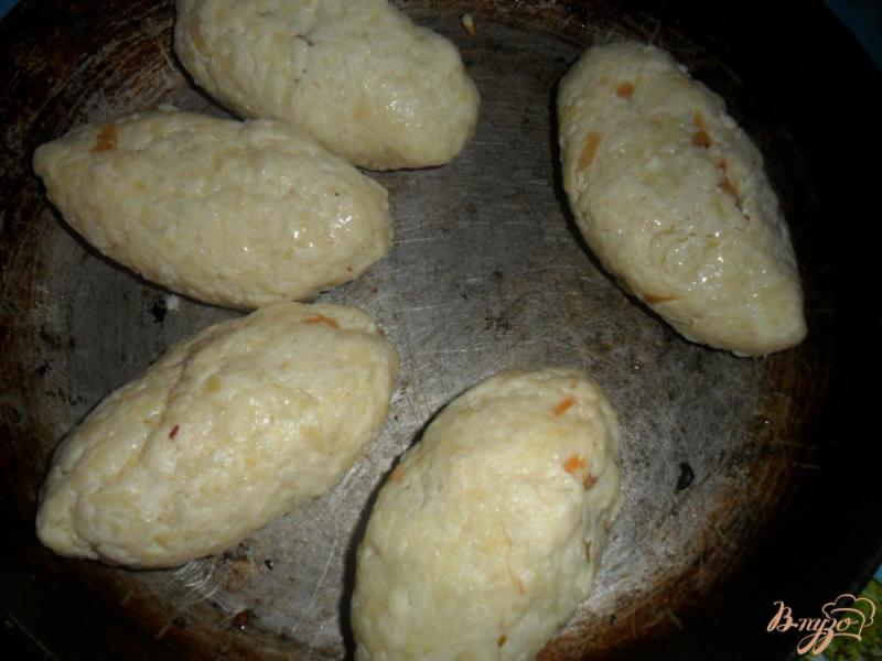 Фото приготовление рецепта: Картофельные пирожки с тушеной капустой шаг №5