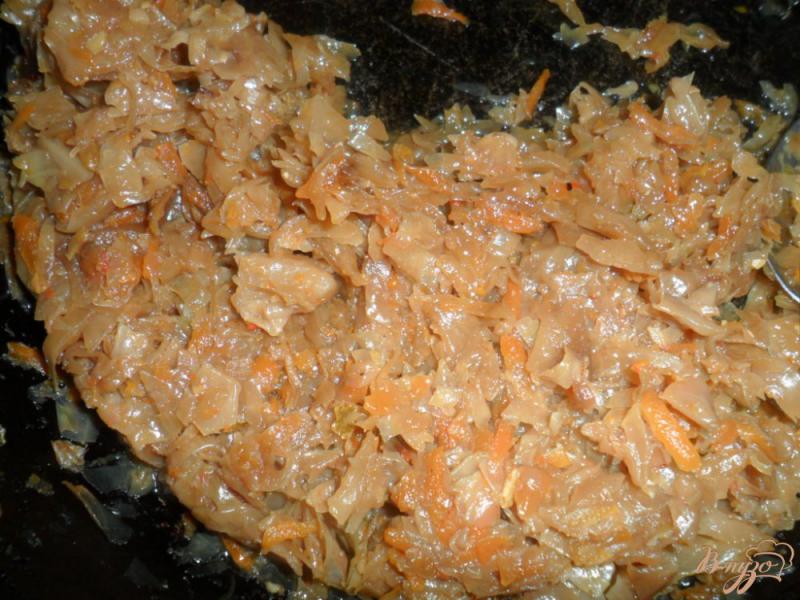 Фото приготовление рецепта: Картофельные пирожки с тушеной капустой шаг №2