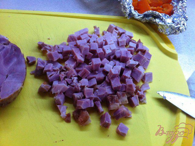 Фото приготовление рецепта: Салат с ветчиной, овощами и маринованным луком шаг №1