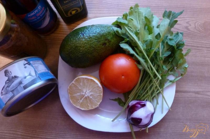 Фото приготовление рецепта: Салат с тунцом и авокадо шаг №1