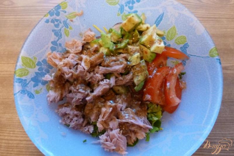 Фото приготовление рецепта: Салат с тунцом и авокадо шаг №6