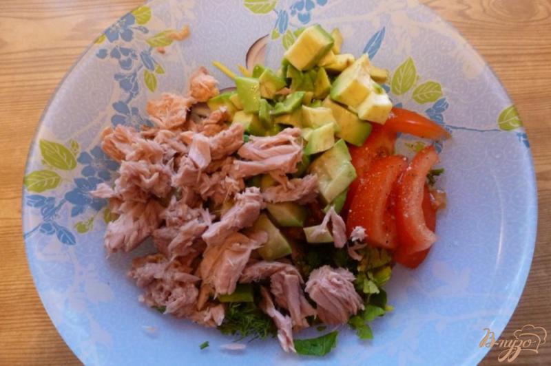 Фото приготовление рецепта: Салат с тунцом и авокадо шаг №5