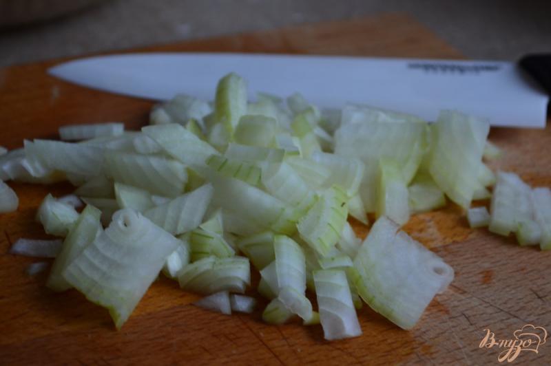 Фото приготовление рецепта: Салат со свеклой и белой фасолью шаг №3