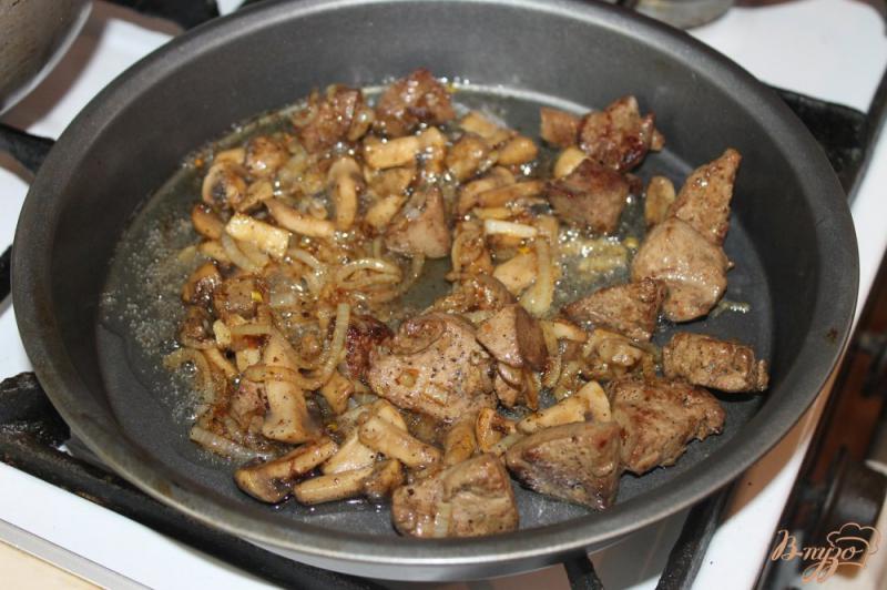 Фото приготовление рецепта: Печень из свинины запеченная с грибами, луком и сыром в сметанном соусе шаг №3