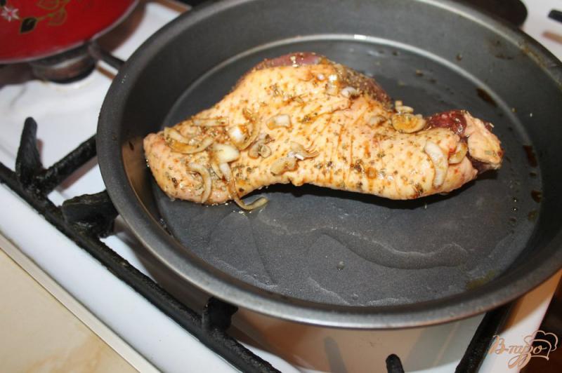 Фото приготовление рецепта: Грудка утки с вишневым соусом на подушке с овощей шаг №6