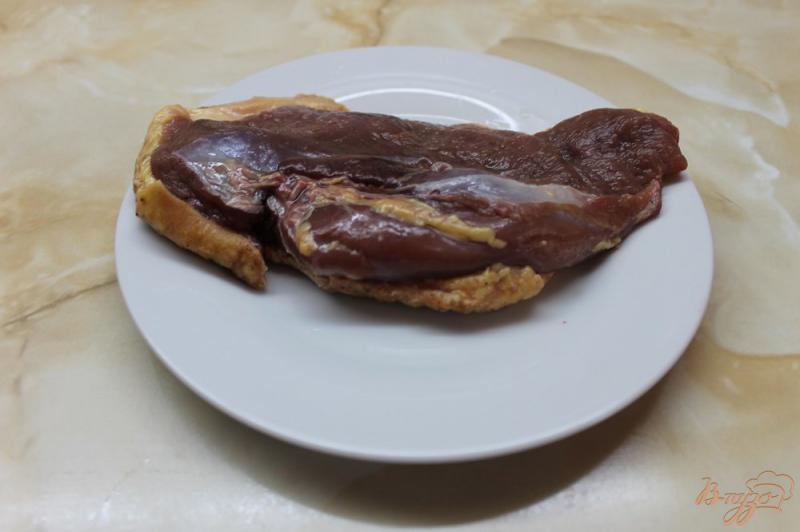 Фото приготовление рецепта: Грудка утки с вишневым соусом на подушке с овощей шаг №1