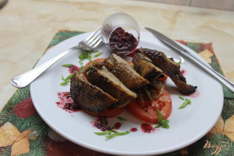 Фото приготовление рецепта: Грудка утки с вишневым соусом на подушке с овощей шаг №10