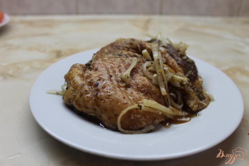Фото приготовление рецепта: Грудка утки с вишневым соусом на подушке с овощей шаг №4