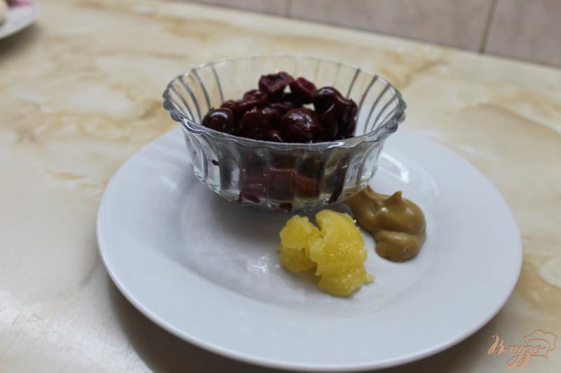 Фото приготовление рецепта: Грудка утки с вишневым соусом на подушке с овощей шаг №3