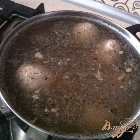 Фото приготовление рецепта: Суп с фрикадельками и вермишелью шаг №4