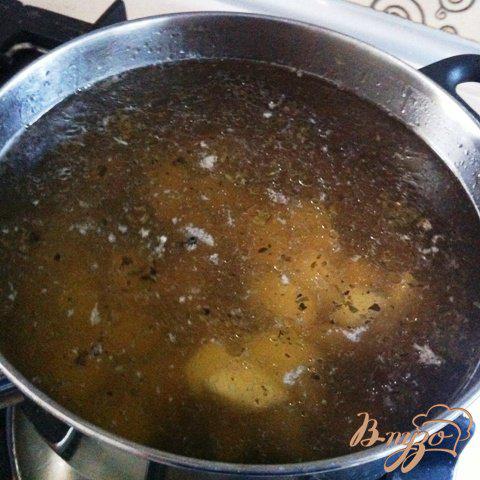 Фото приготовление рецепта: Суп с фрикадельками и вермишелью шаг №2