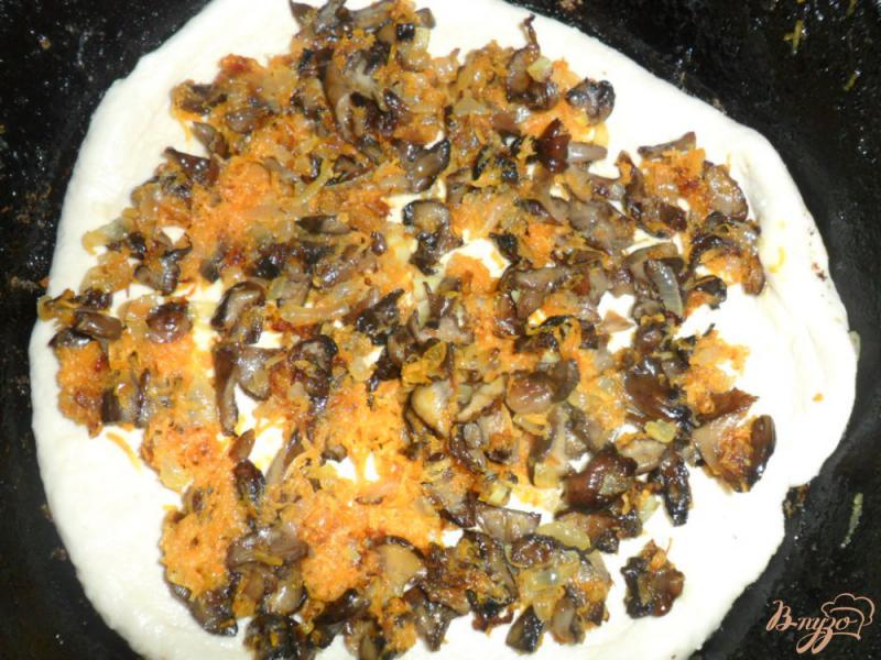 Фото приготовление рецепта: Пирог с грибами шаг №3