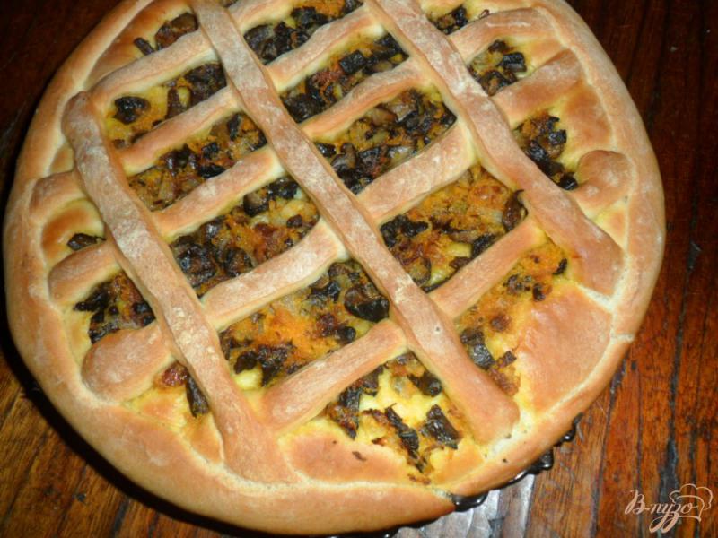 Фото приготовление рецепта: Пирог с грибами шаг №7