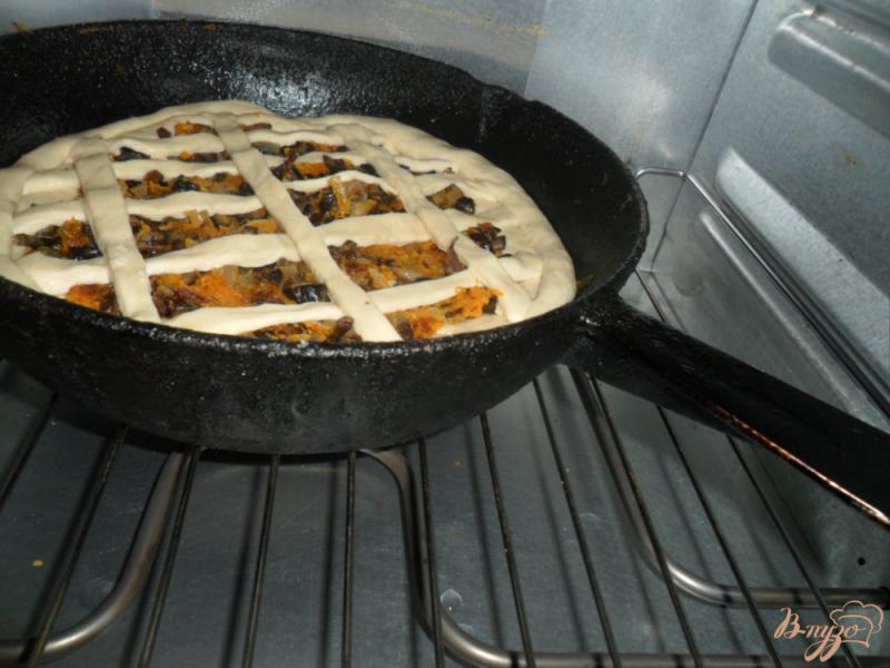 Фото приготовление рецепта: Пирог с грибами шаг №6