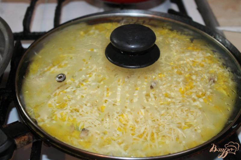 Фото приготовление рецепта: Куриный омлет с твердым сыром фаршированный грибами с луком шаг №3