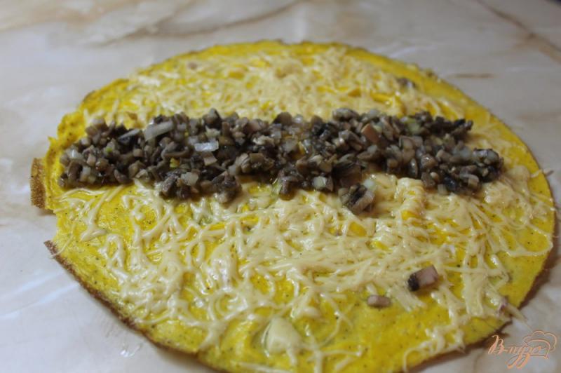 Фото приготовление рецепта: Куриный омлет с твердым сыром фаршированный грибами с луком шаг №4