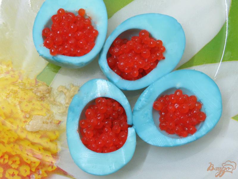 Фото приготовление рецепта: Голубые яйца фаршированные шаг №6