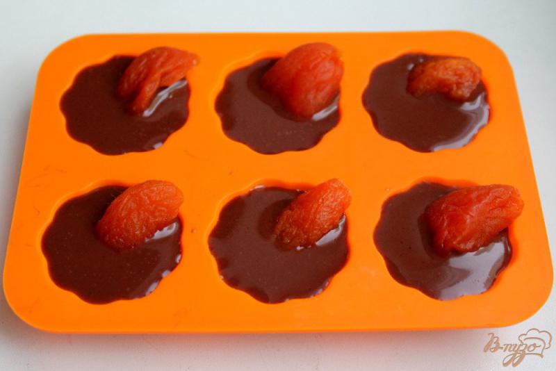 Фото приготовление рецепта: Шоколадный мармелад с орехами и курагой шаг №7