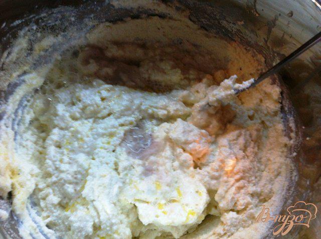 Фото приготовление рецепта: Сырники с изюмом, томленые в молоке шаг №3