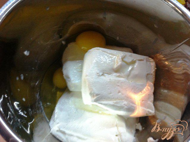 Фото приготовление рецепта: Сырники с изюмом, томленые в молоке шаг №2