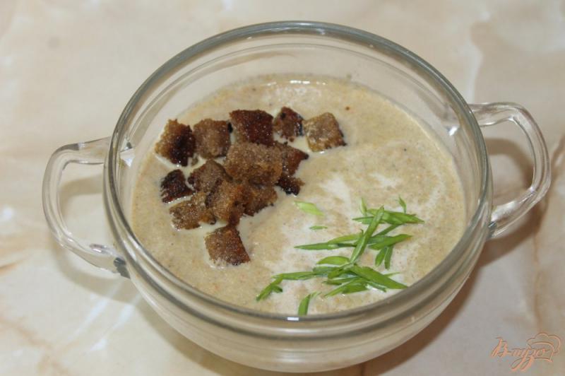 Фото приготовление рецепта: Крем-суп из грибов с ржаными чесночными гренками шаг №7