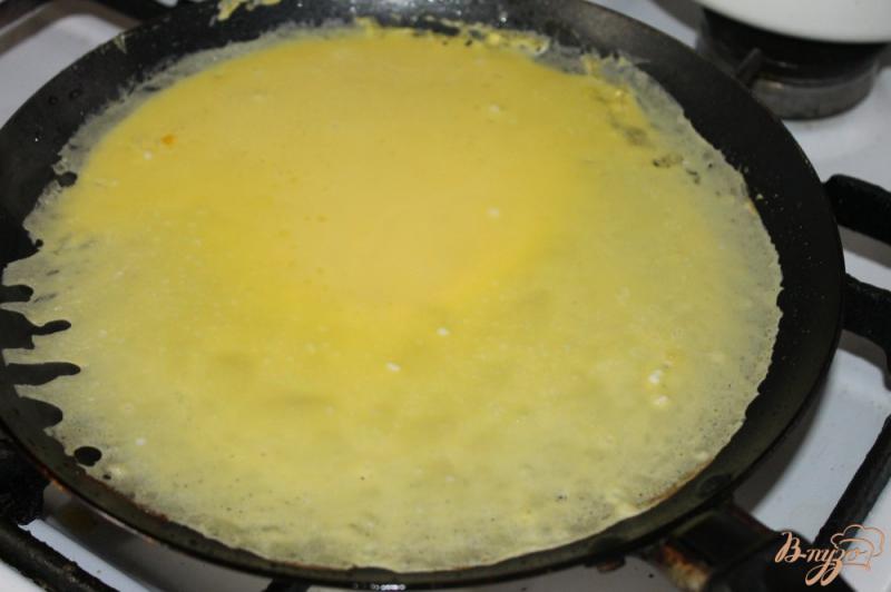 Фото приготовление рецепта: Блинчики с грибами под сырным соусом шаг №3