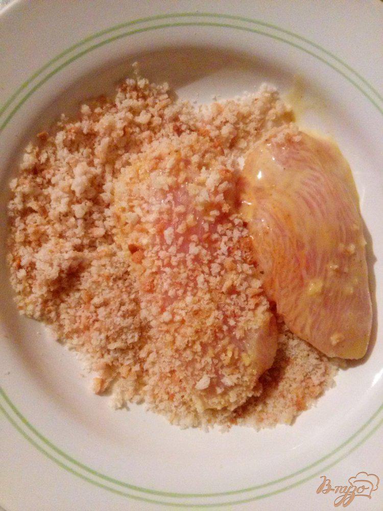 Фото приготовление рецепта: Куриное филе в медово-горчичном соусе в панировке шаг №4