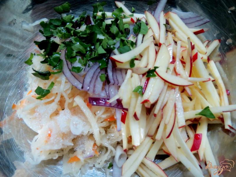 Фото приготовление рецепта: Витаминный зимний салат шаг №4
