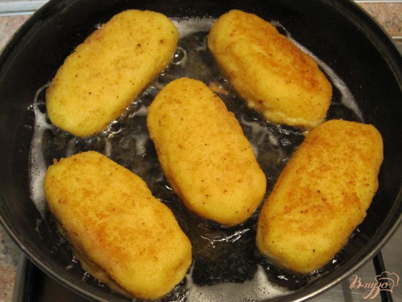 Фото приготовление рецепта: Картофельные пирожки с сардельками шаг №9