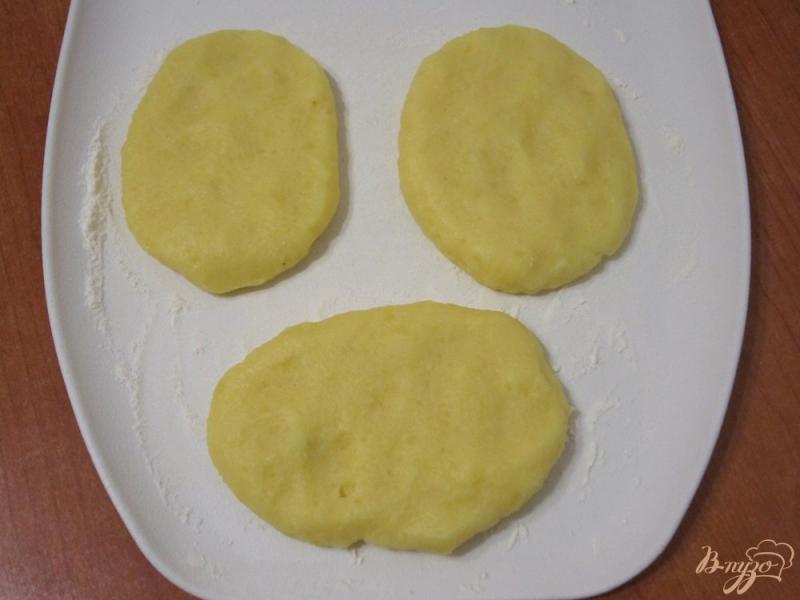 Фото приготовление рецепта: Картофельные пирожки с сардельками шаг №6